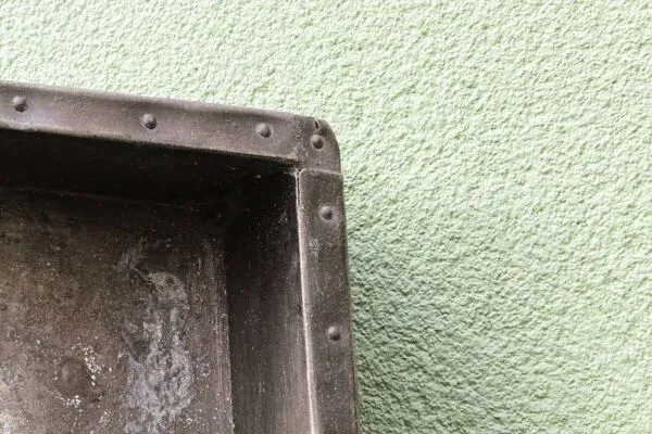 Illustration numéro 2 du produit Table de métier, début 20ème, en bois et zinc riveté