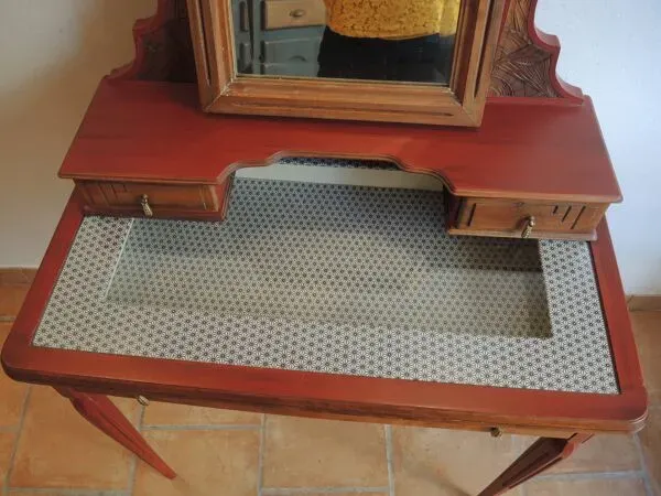 Illustration numéro 2 du produit Table de toilette et sa chaise assortie