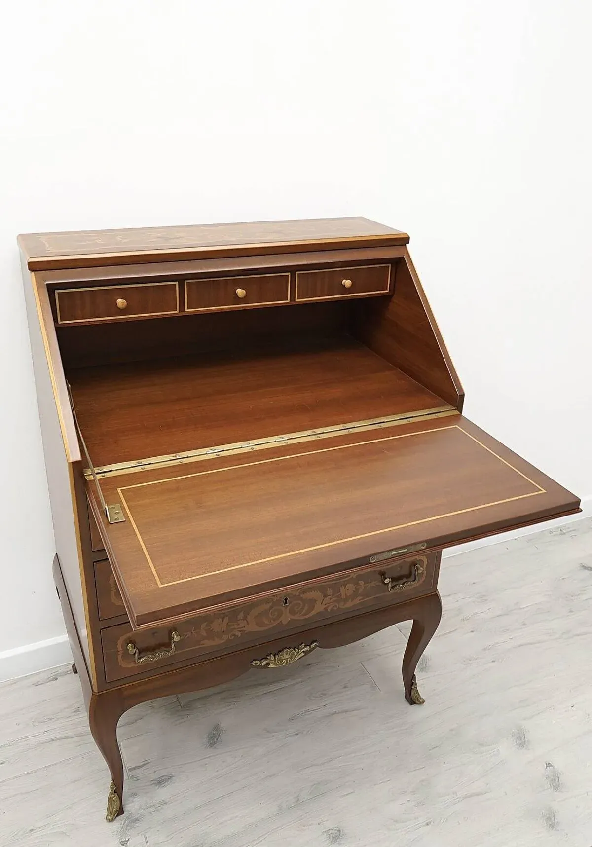 Illustration numéro 2 du produit Bureau ancien et ancien, marqueterie. Après rénovation professionnelle.