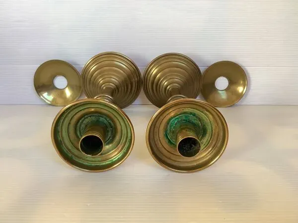 Illustration numéro 2 du produit Paire de bougeoirs pied tulipe en laiton