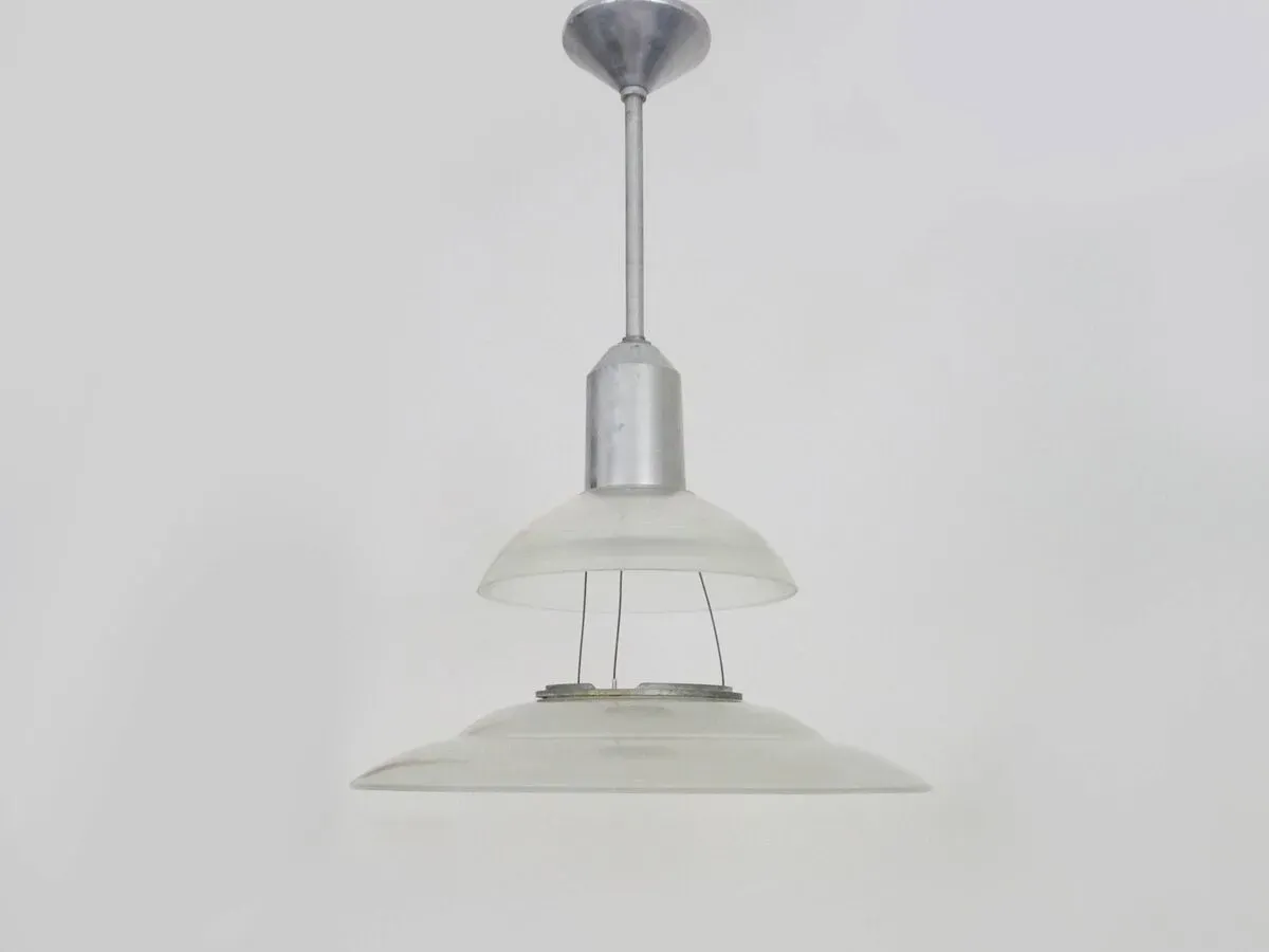 Illustration numéro 2 du produit Lustre, Suspension Space Age Soucoupe Volante style Holophane industriel en verre. Années 70