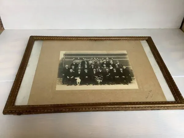 Illustration numéro 2 du produit Ancienne photographie de mariés avec un chien