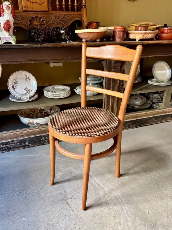 Illustration numéro 2 du produit Chaise bistrot Baumann en hêtre et coton géométrique orange et noir
