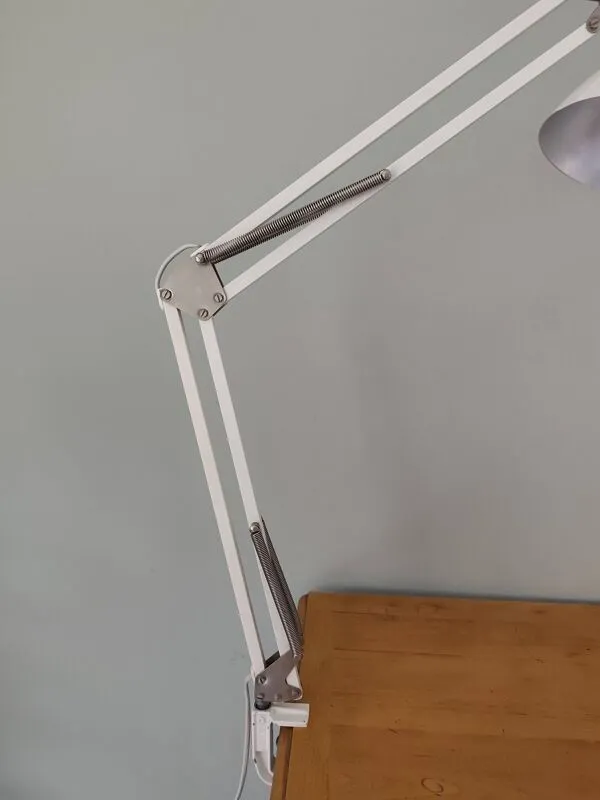 Illustration numéro 2 du produit Lampe de bureau articulée blanche