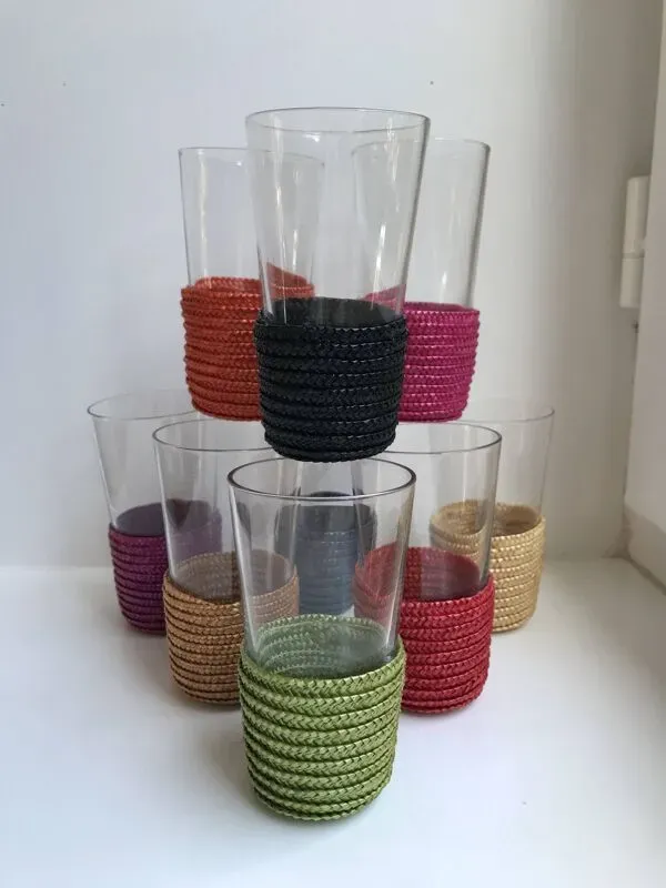 Illustration numéro 2 du produit Lot de 9 petits verres avec support en rotin coloré années 70