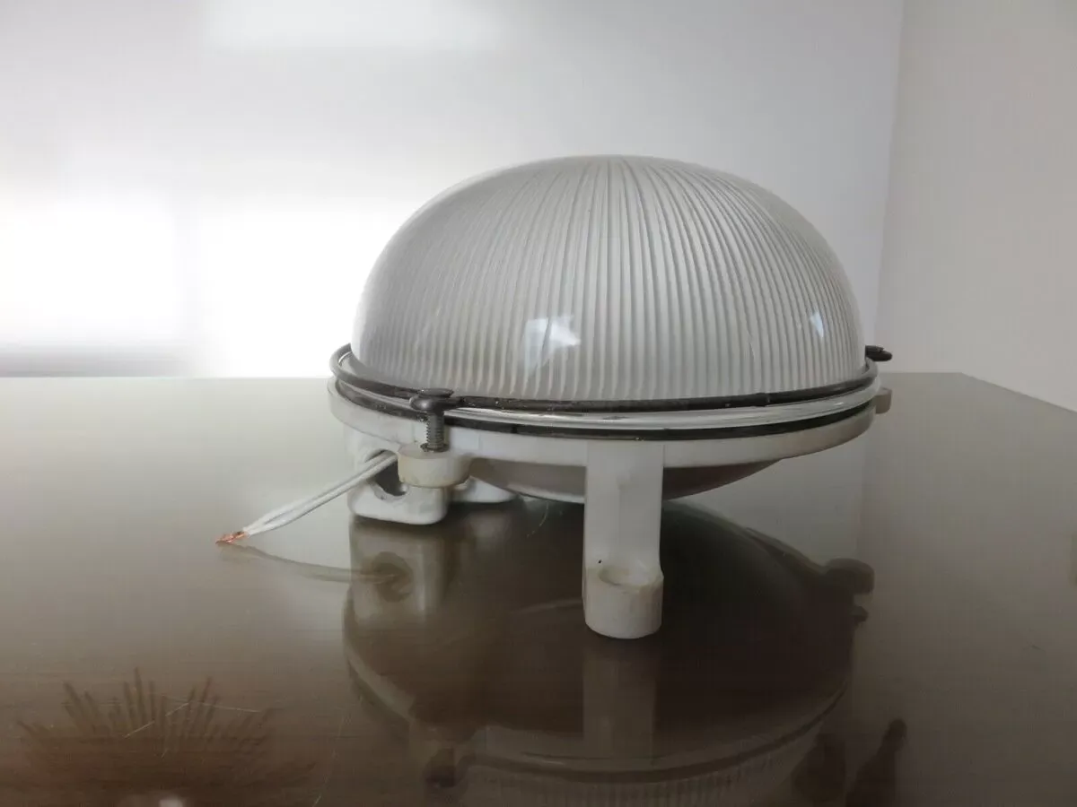 Illustration numéro 2 du produit Applique ou plafonnier hublot industriel marque '' bloc '' France années 60 70