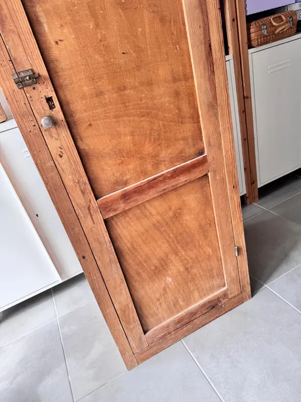 Illustration numéro 2 du produit Armoire homme debout - parisienne - bonnetière