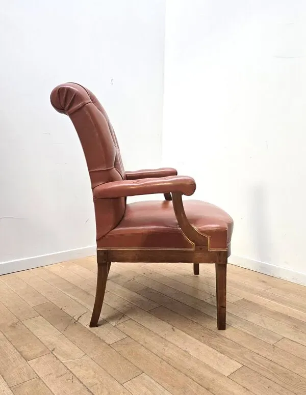 Illustration numéro 2 du produit Fauteuil vintage en bois et cuir marron