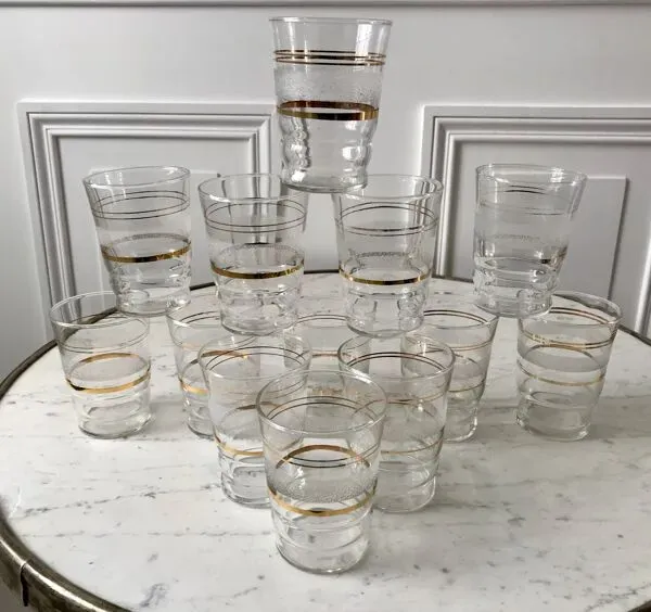 Illustration numéro 2 du produit Lot de 13 verres à eau granité à liserés dorés années 50-60
