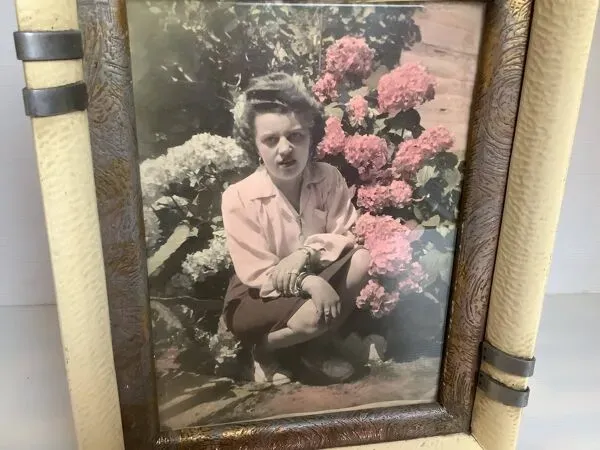 Illustration numéro 2 du produit Ancienne photographie femme aux hortensias