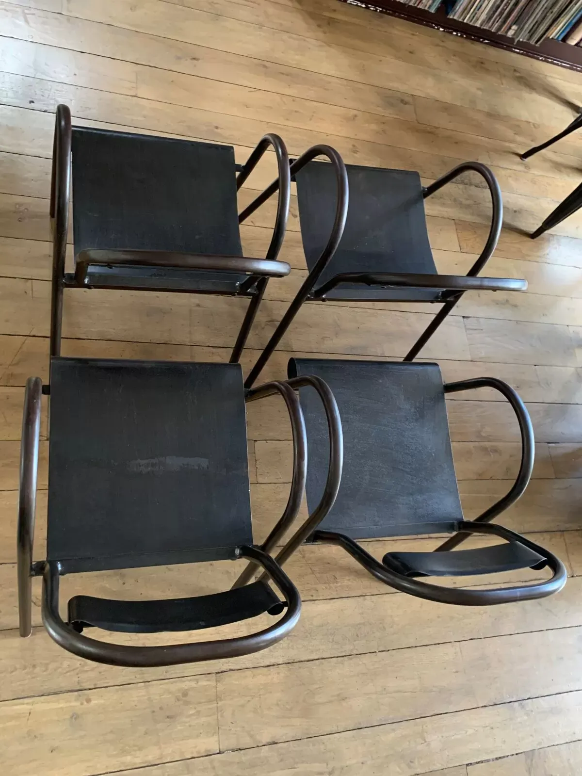 Illustration numéro 2 du produit Lot de 4 chaises industrielles avec accoudoirs