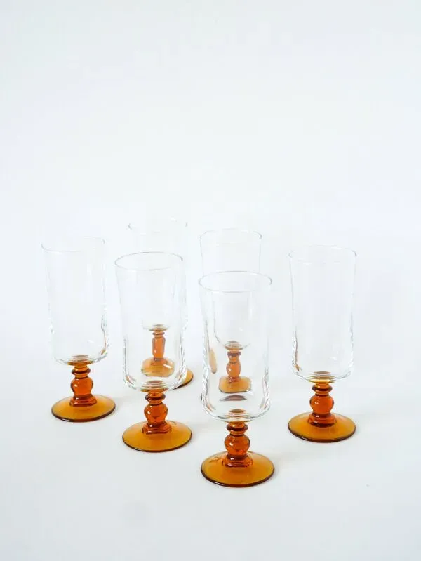 Illustration numéro 2 du produit Lot de 6 flûtes à champagne à pieds ambré, 1970