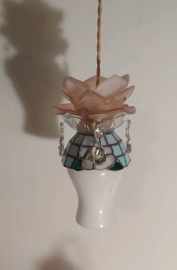 Illustration numéro 2 du produit Création rose sur vitrail en pampilles et opaline