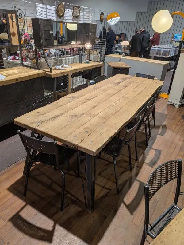 Illustration numéro 2 du produit Table + 8 chaises