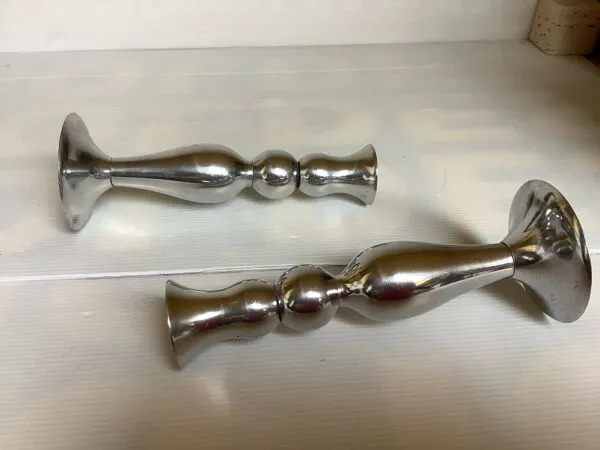 Illustration numéro 2 du produit Paire de bougeoirs argentés en métal