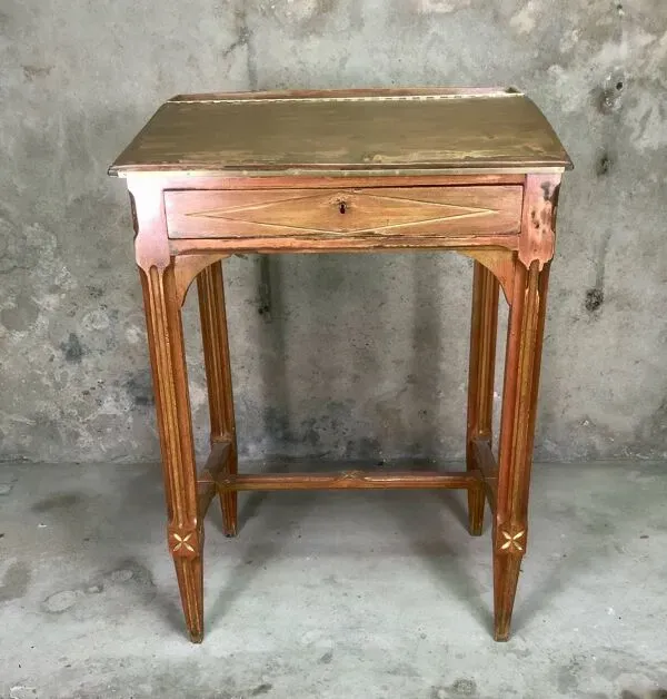 Illustration numéro 2 du produit Ancien Bureau Pupitre