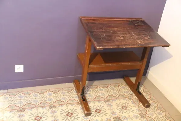 Illustration numéro 2 du produit Pupitre d'écolier en bois