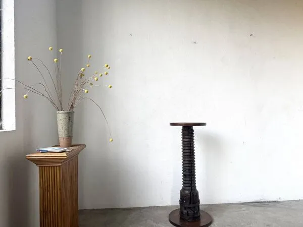 Illustration numéro 2 du produit Sellette vis de pressoir en chêne massif et socle en métal, XIXe siècle