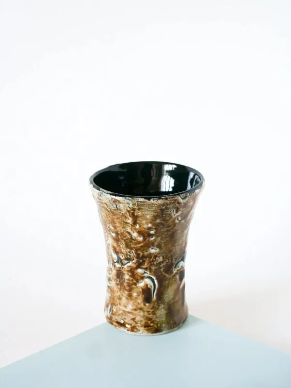 Illustration numéro 2 du produit Petit vase en céramique, marron et blanc, 1970