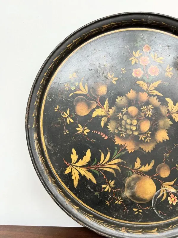 Illustration numéro 2 du produit Plateau rond 19e tôle peinte noire décor fruits et raisins (49 cm)