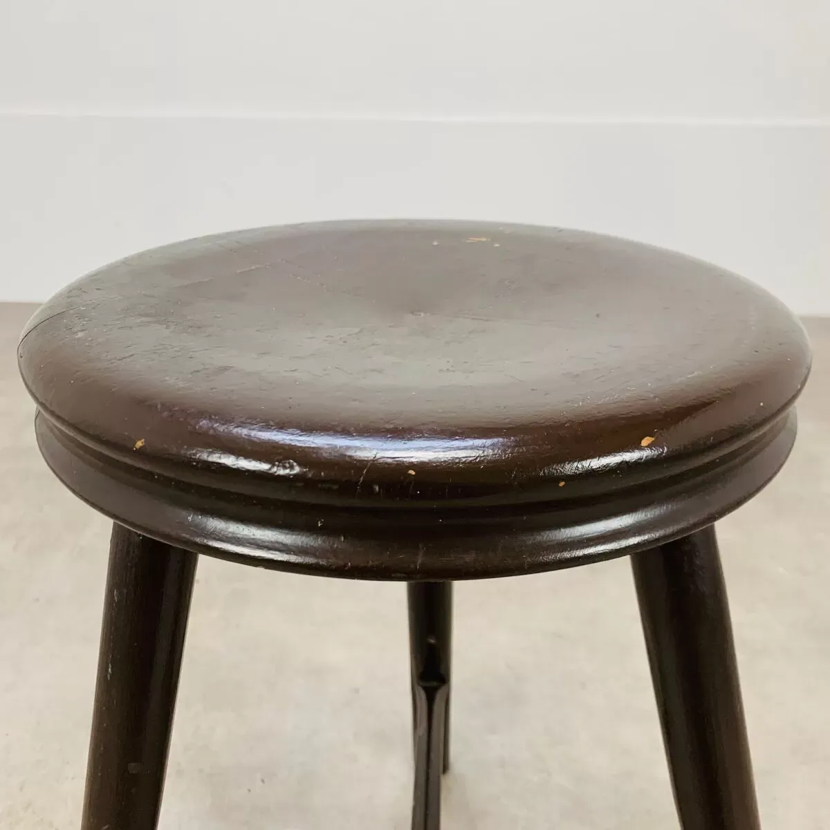 Illustration numéro 2 du produit Tabouret tripode industriel métal et bois