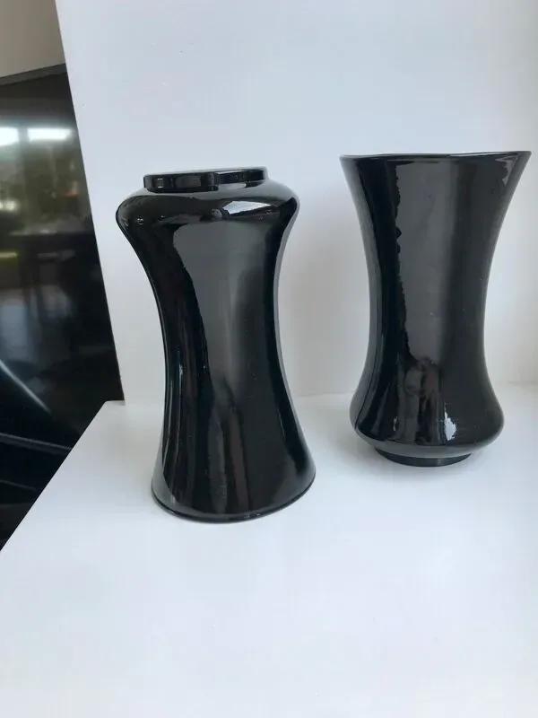 Illustration numéro 2 du produit Paire de vases en opaline noire début XXème