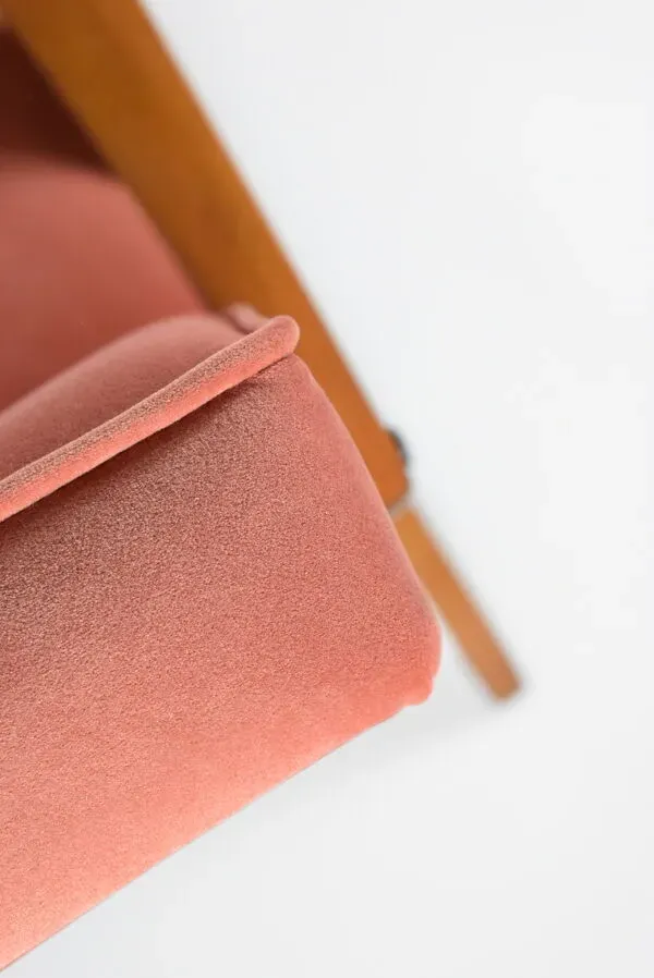 Illustration numéro 2 du produit Modèle fauteuil en velours vintage Var années 1960 entièrement restauré, tissu rose, teck