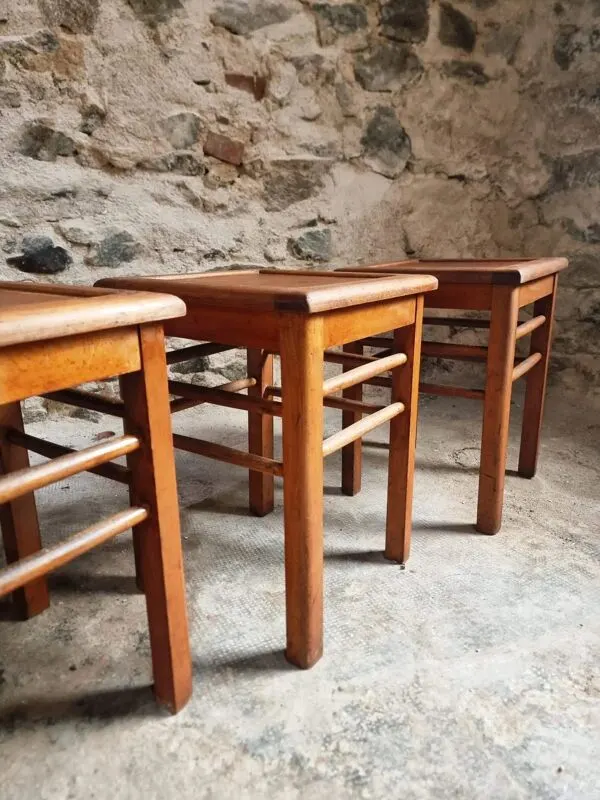 Illustration numéro 2 du produit Lot de 6 tabourets d'atelier français vintage, assise en hêtre, tabourets industriels, France vers 1930