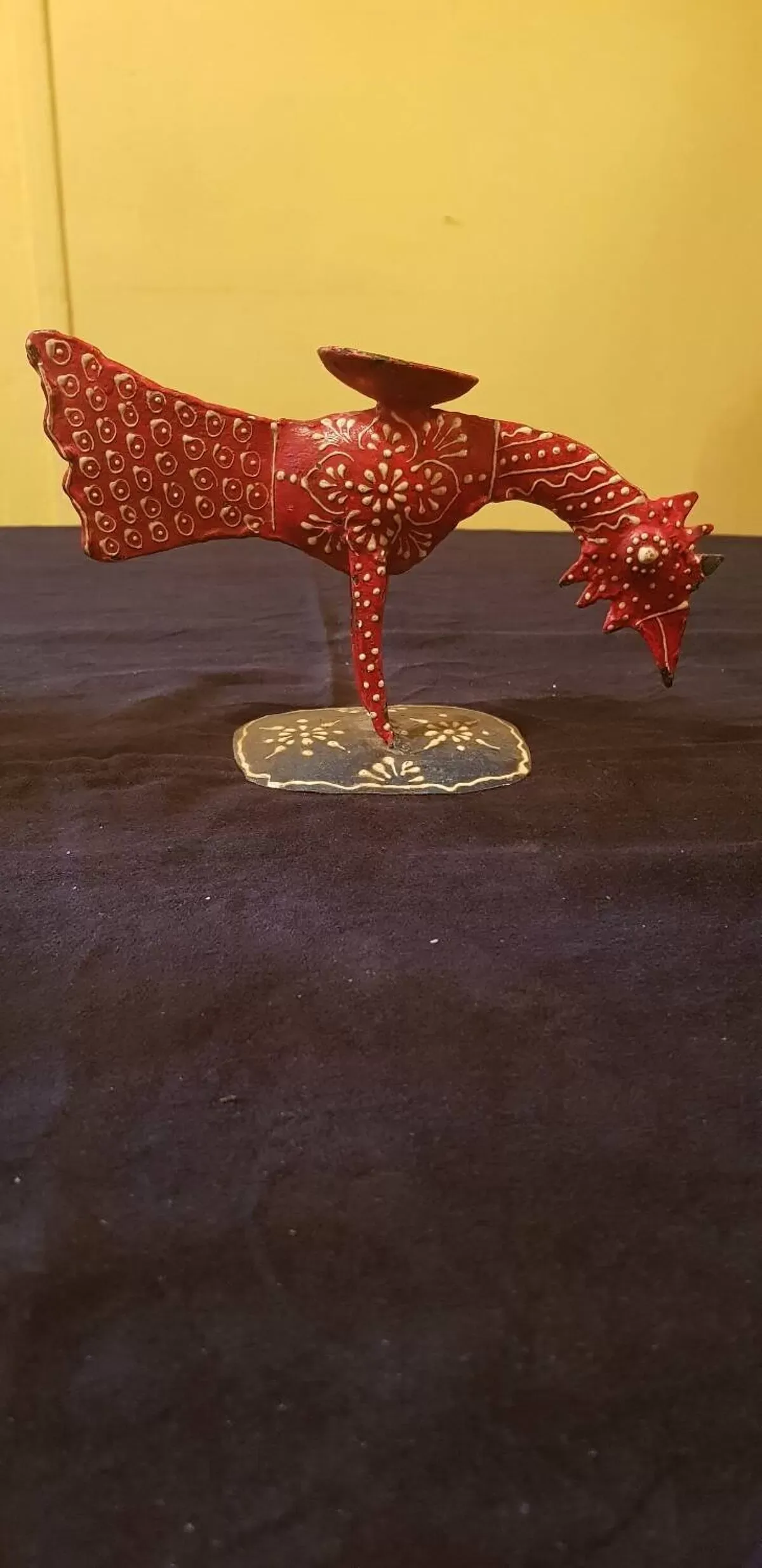 Illustration numéro 2 du produit Brûle encens '' coq'' en tôle. Peint à la main.