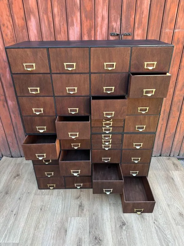 Illustration numéro 2 du produit Meuble de métier ancien - 37 tiroirs