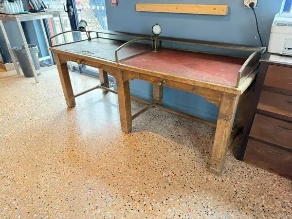 Illustration numéro 2 du produit Ancienne table de banque de France debut XXème meuble de metier table