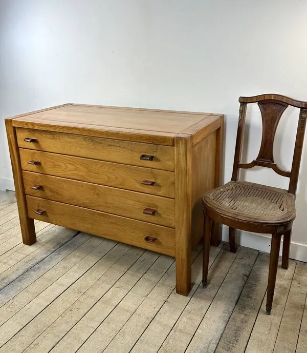 Illustration numéro 2 du produit Commode en orme massif maison regain 1970