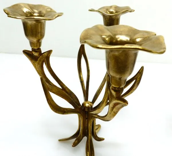 Illustration numéro 2 du produit Paire de chandeliers tripodes à trois feux en laiton, décor floral organiqu