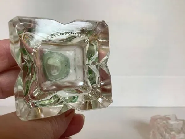 Illustration numéro 2 du produit Sel et poivre verre moulé à facettes