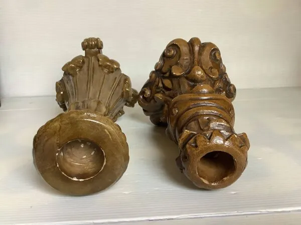 Illustration numéro 2 du produit Paire de bougeoirs en plâtre peint