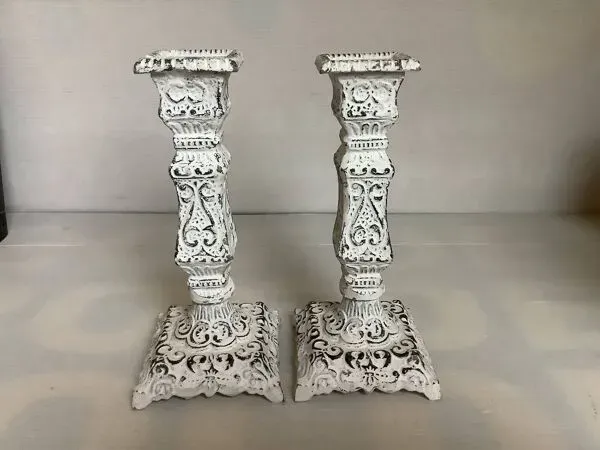 Illustration numéro 2 du produit Paire de bougeoirs en fonte patinée