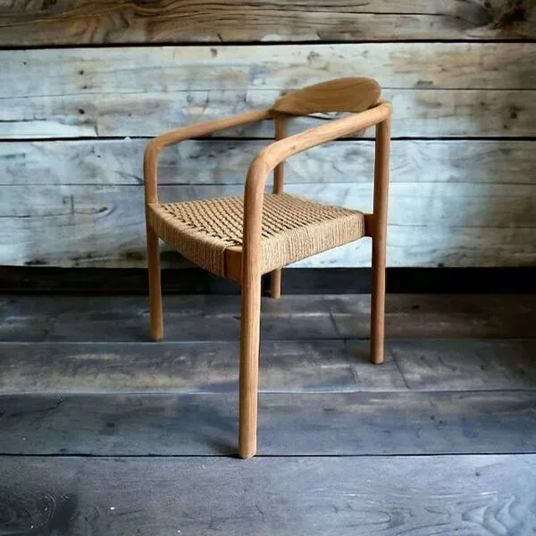 Illustration numéro 2 du produit Chaise en bois massif avec assise et accoudoirs tressés