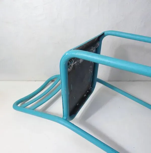 Illustration numéro 2 du produit Ancienne chaise de jardin Tolix