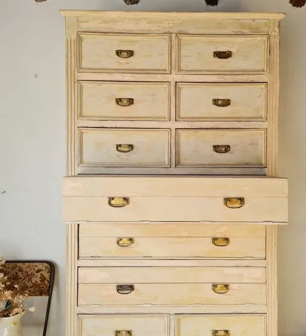 Illustration numéro 2 du produit Meuble de métier mercerie - commode haute patinée - semainier XXL