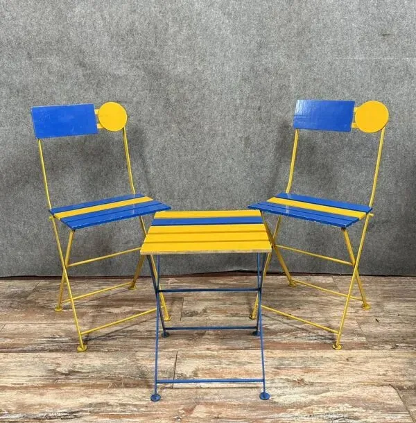 Illustration numéro 2 du produit Ensemble de 2 Chaises pliantes et 1 tabouret