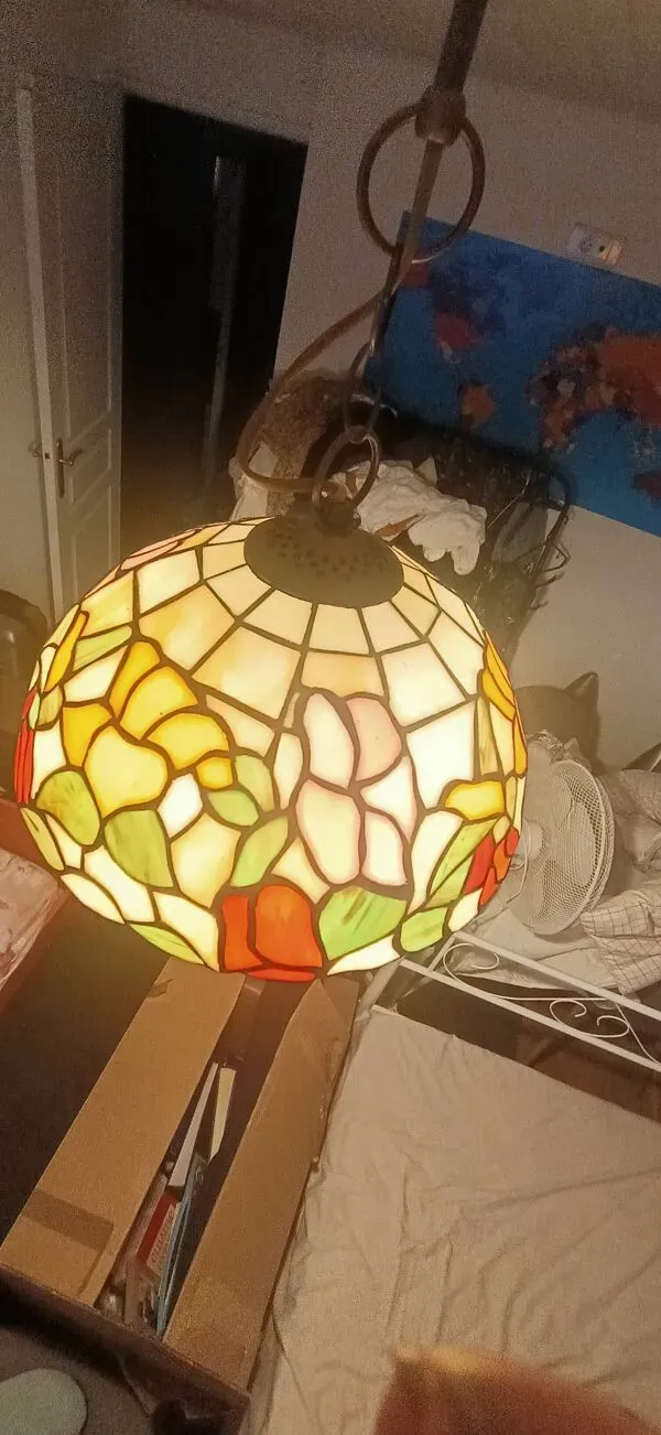 Illustration numéro 2 du produit Suspension style Tiffany en verre au décor floral