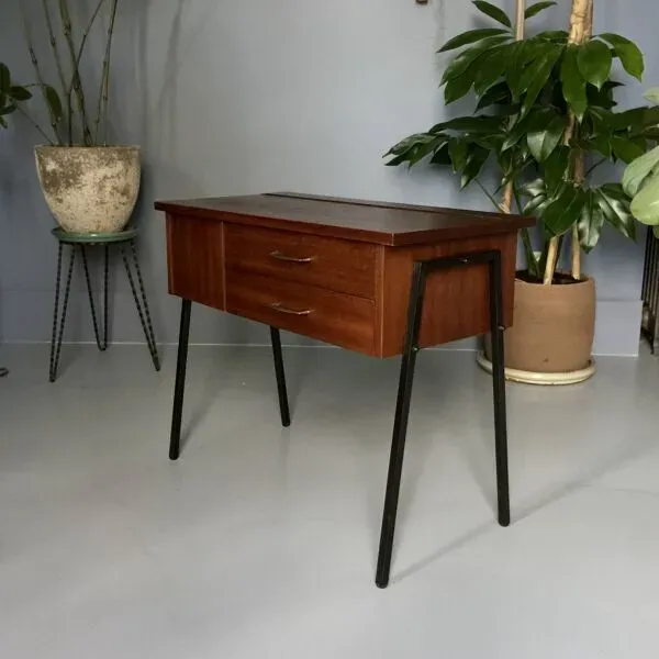 Illustration numéro 2 du produit Travailleuse moderniste / boîte à couture 1960