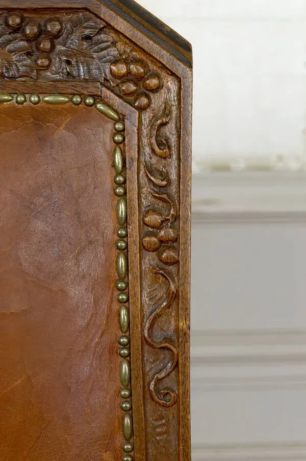 Illustration numéro 2 du produit Lot de 6 chaises Art Déco en noyer sculpté, Circa 1920