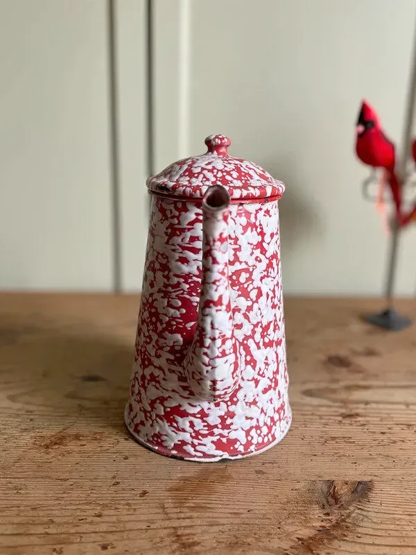 Illustration numéro 2 du produit Cafetière émaillée rouge