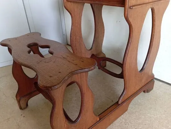 Illustration numéro 2 du produit Bureau pupitre en chêne années 1900 avec peinture intérieure