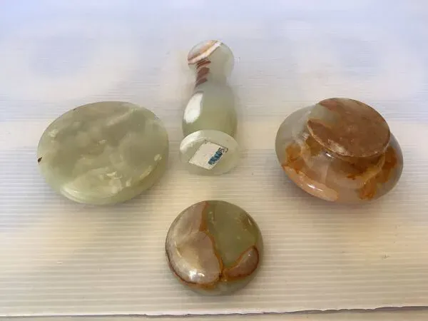 Illustration numéro 2 du produit Quatre petits bougeoirs en onyx