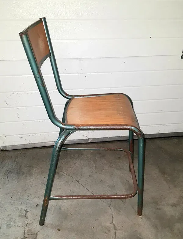 Illustration numéro 2 du produit Ancienne chaise d'école de sciences en tube