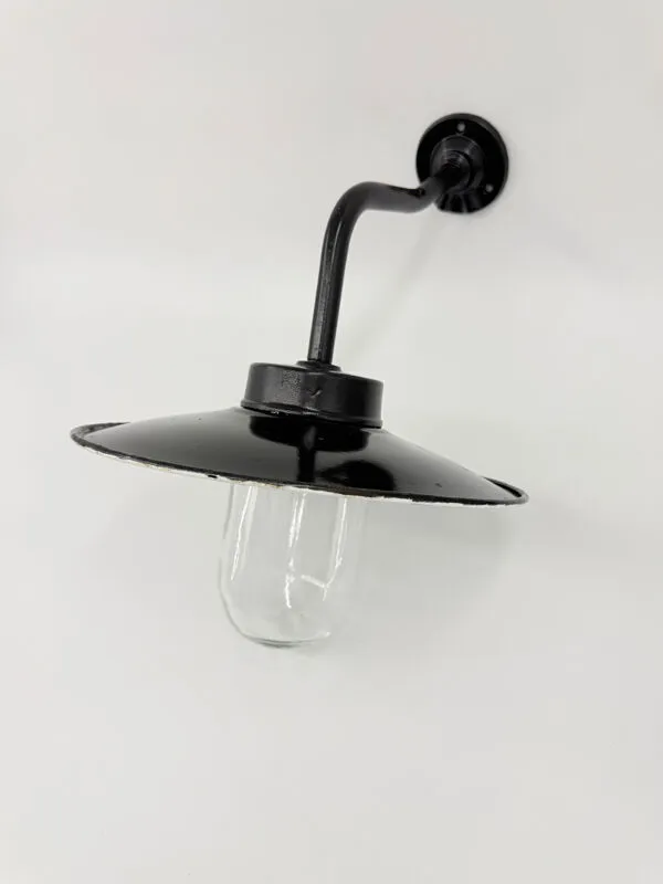 Illustration numéro 2 du produit Lampe de cour