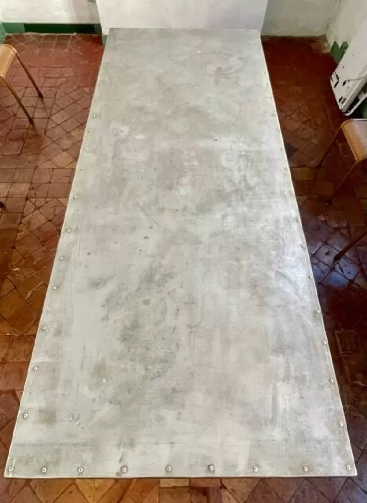 Illustration numéro 2 du produit Table industrielle en fer