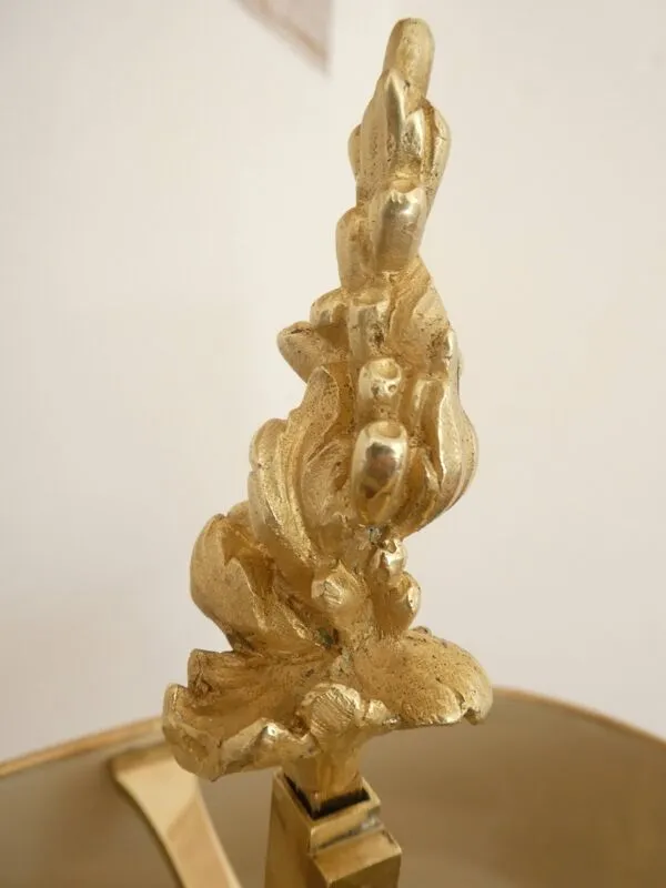 Illustration numéro 2 du produit Lampe bouillotte style Louis XV Rocaille en bronze doré 2 bras de lumière